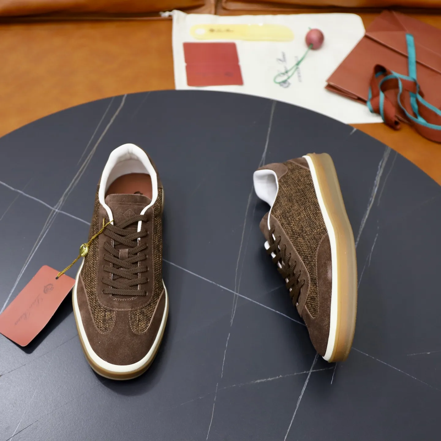 Ex-factory price: 540💰Loro Riana men’s moral training sneakers! Made from high-quality materials and designed in a low-cut silhouette, it offers an elegant and stylish look that's suitable for year-round wear. The unique double-layer sole aesthetic design, caramel cup-shaped outsole is decorated with off-white rubber trim, creating an attractive color combination. Pair with tailored pieces or jeans for a sophisticated yet casual look. The heel is decorated with soft cow leather tongue with Kummel color inserts and cotton laces with embossed LP logo. Upper: cow split suede stitching knitted fabric. Lining: original thickened soft sheepskin. Size: 38-39-40-41-42-43-44 (customized in 45.46)